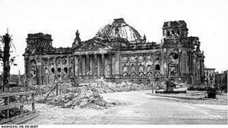 Berlin, Juli 1946: Blick vom Platz vor dem Brandenburger Tor auf die Ruine des Reichstags. Foto: Bundesarchiv Zentralbild /SNB