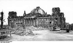 Berlin, Juli 1946: Blick vom Platz vor dem Brandenburger Tor auf die Ruine des Reichstags. Foto: Bundesarchiv Zentralbild /SNB Berlin, Juli 1946: Blick vom Platz vor dem Brandenburger Tor auf die Ruine des Reichstags. Foto: Bundesarchiv Zentralbild /SNB