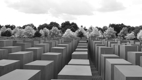 Die schwarz-weiße Fotografie zeigt das Holocaust-Denkmal in Berlin. 