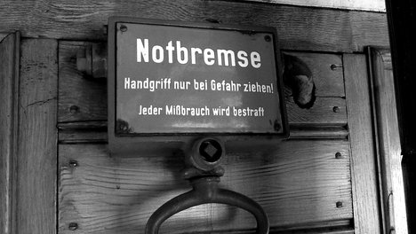 notbremse-emergency-brake-1.jpg