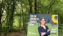 Schild Naturschutzgebiet im Hintergrund Wahlplakat Großplakat im Wald an der Saaler Mühle Bergisch Gladbach