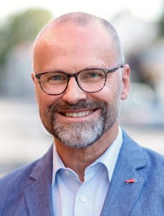 Peter-Tschrony-klein-300dpi_v1.jpg