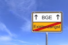 Grundeinkommen, BGE, Existenzangst, Ortsschild, Ortstafel, Schild, Geld, Bedingungsloses Grundeinkommen, Lohn, Information, Botschaft, Hinweis, Verkehrsschild, Verkehrszeichen, Finanzen, Angst, Haushalt, Sozialhilfe, bedingungslos, wirtschaft, Leistung, Aufforderung, Transferleistung, konzept, Wohlfahrtsgesellschaft, Zukunft, Gegenwart, marketing, ängste, Text, gelb, 3d, Himmel, Wolken