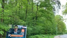 Wahlplakat im Wald Saaler Mühle Wald Naturschutzgebiet Gierather Wald Bergisch Gladbach mit Plakat