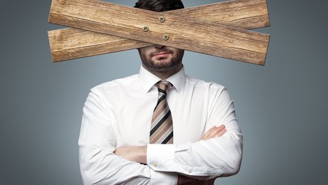 mann, brett, holz, vor dem kopf, kopf, hemd, portrait, dumm, dummheit, dämlich, blockade, blackout, intelligenz, schwer, problem, denken, nachdenken, schwach, schwäche, lustig, witzig, verstehen, verständnis, lösung, service, blöd