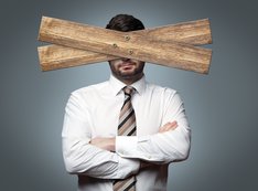 mann, brett, holz, vor dem kopf, kopf, hemd, portrait, dumm, dummheit, dämlich, blockade, blackout, intelligenz, schwer, problem, denken, nachdenken, schwach, schwäche, lustig, witzig, verstehen, verständnis, lösung, service, blöd