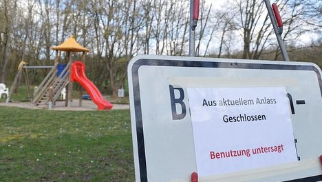 800px-Geschlossener_Spielplatz_aufgrund_der_COVID-19-Pandemie.jpg