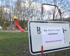 800px-Geschlossener_Spielplatz_aufgrund_der_COVID-19-Pandemie.jpg