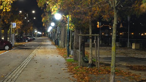 Nächtliche Ausgangssperre während der Corona-Krise in Österreich, leere Städte (Europa) - Curfew at night during the Corona crisis in Austria, empty cities (Europe) Ausgangssperre, Nacht, nächtliche, Shutdown, Lockdown, Corona, Corona-Virus, Coronavirus, Covid-19, Covid 19, Epidemie, Pandemie, Infektion, Gmunden, Oberösterreich, Österreich, Salzkammergut, Europa, geschlossen, gesperrt, Gmunden, Europäische Kulturhauptstadt, Regel, Bestimmung, Anordnung, Staat, Krise, Sars-Cov-2, Curfew, night, Shutdown, Lockdown, Corona, Corona virus, Coronavirus, Covid-19, Covid 19, Epidemic, Pandemic, Infection, Gmunden, Upper Austria, Austria, Salzkammergut, Europe, closed, blocked, Gmunden, European Capital of Culture, Rule, Determination, Arrangement, Country, Crisis, SARS-CoV-2
