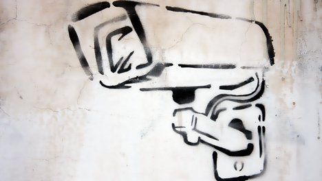 Das Foto zeigt das Graffito einer Überwachungskamera.