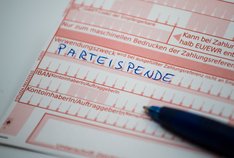 parteispende, parteispenden, politik, parteien, staat, recht, demokratie, spende, spendengeld, geldspende, zahlungen, geld, finanzamt, finanz, steuer, geld, finanzen, Sujet, Feature, Featurebild, Featurebilder, Symbol, Symbolbild, Symbolbilder, Symbolfoto, Symbolfotos, Themenbild, Themenbilder, Geldsegen, Geldspenden, Geldspende, Sammelbüchse, Sammelbuechse, Sammelbüchsen, Sammelbuechsen, Sammlung, Spende, Spendengeld, Spendengelder, abkassieren, ausgeben, Bargeld, bezahlen, Buget, Erwerb, Finanzen, Finanz, fließen, Geld, Geldanlage, Geldbetrag, Geldentwertung, Geldgeschäfte, Geldgier, Geldmangel, Geldmarkt, Geldmenge, Geldmittel, Geldnot, Geldpolitik, Geldquelle, Geldquellen, Geldstrafe, Geldverdienen, Geldwertstabilität, Geldwäsche, Geldübergabe, geliehenem, geraubte, gesammelte, Handgeld, kaufen, Kleingeld, Knete, Kohle, kosten, Mammon, Moneten, Moos, Mäuse, Münzen, Papiergeld, Reichtum, Wert, Wirtschaft, Wohlstand, Zahlungsmittel, Zahlung, Zahlungen