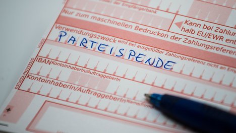 "Luxusschleuser" spenden an die CDU RBK parteispende, parteispenden, politik, parteien, staat, recht, demokratie, spende, spendengeld, geldspende, zahlungen, geld, finanzamt, finanz, steuer, geld, finanzen, Sujet, Feature, Featurebild, Featurebilder, Symbol, Symbolbild, Symbolbilder, Symbolfoto, Symbolfotos, Themenbild, Themenbilder, Geldsegen, Geldspenden, Geldspende, Sammelbüchse, Sammelbuechse, Sammelbüchsen, Sammelbuechsen, Sammlung, Spende, Spendengeld, Spendengelder, abkassieren, ausgeben, Bargeld, bezahlen, Buget, Erwerb, Finanzen, Finanz, fließen, Geld, Geldanlage, Geldbetrag, Geldentwertung, Geldgeschäfte, Geldgier, Geldmangel, Geldmarkt, Geldmenge, Geldmittel, Geldnot, Geldpolitik, Geldquelle, Geldquellen, Geldstrafe, Geldverdienen, Geldwertstabilität, Geldwäsche, Geldübergabe, geliehenem, geraubte, gesammelte, Handgeld, kaufen, Kleingeld, Knete, Kohle, kosten, Mammon, Moneten, Moos, Mäuse, Münzen, Papiergeld, Reichtum, Wert, Wirtschaft, Wohlstand, Zahlungsmittel, Zahlung, Zahlungen