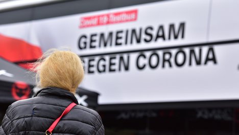 Corona-Testbus, Testbus, Land, Oberösterreich, Bus, Test-Bus, Corona-Massentest, unterwegs, Massentest, Antigen-Test, Antigentest, Antigen, Anti-Gentesrt, Anti.-Gen-Test, Massentestung, Massen-Test, Massen-Testung, Test, Tests, Testung, Coronatest, Corona-Test, Corona, Corona-Virus, Coronavirus, Covid-19, Covid 19, Epidemie, Pandemie, Maßnahme, Maßnahmen, Sars-COV-2, Sars, Cov, 2, AG-Test, Covid, Oberösterreich, Österreich, Europa, Corona test bus, Test bus, State, Upper Austria, Bus, Test bus, Corona mass test, on road, Mass test, Antigen test, Antigen test, Antigen, Anti-genetic type, Anti-gene test, Mass testing, Mass test, Mass testing, Test, Testing, Testing, Corona test, Corona test, Corona, Corona virus, Coronavirus, Covid-19, Covid 19, Epidemic, Pandemic, Measure, Activities, SARS-CoV-2, Sars, Cov, 2, Covid, Upper Austria, Austria, Europe, AG test